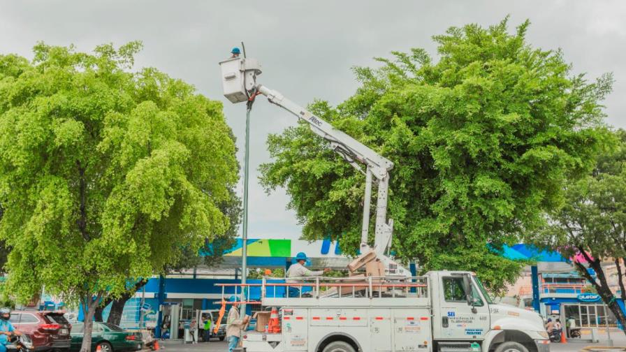 Edesur inicia el alumbrado público de varios sectores y municipios de San Cristóbal