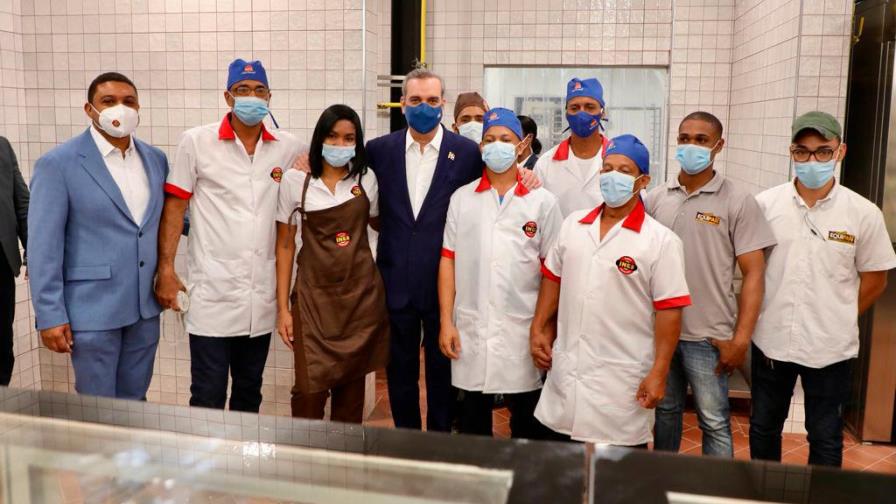 Presidente Abinader deja inaugurado supermercado en San Cristóbal 