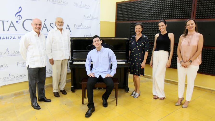 El embajador de España en Dominicana dona  piano a la Fundación Fiesta Clásica