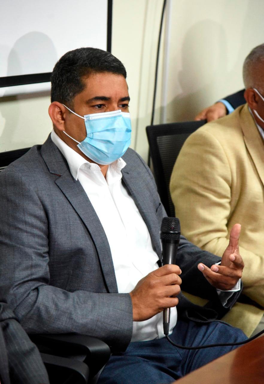 Destituyen director área III de Salud en Santiago; juramentan a doctora 