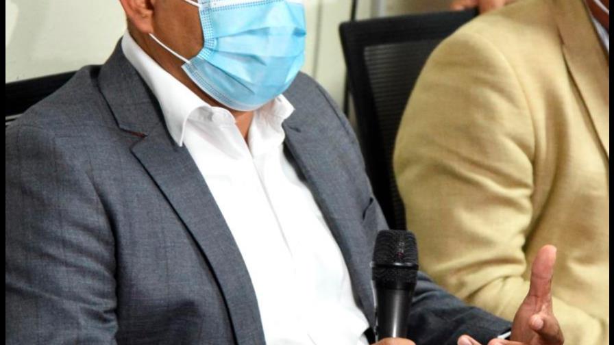 Destituyen director área III de Salud en Santiago; juramentan a doctora 