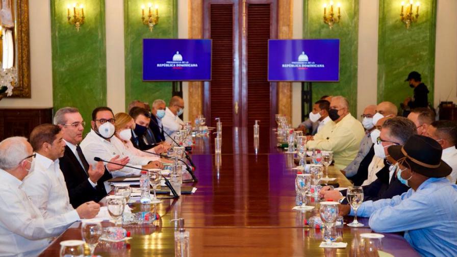 Luis Abinader se reúne con productores de ajo y papa de Constanza Luis Abinader se reúne con productores de ajo y papa de Constanza