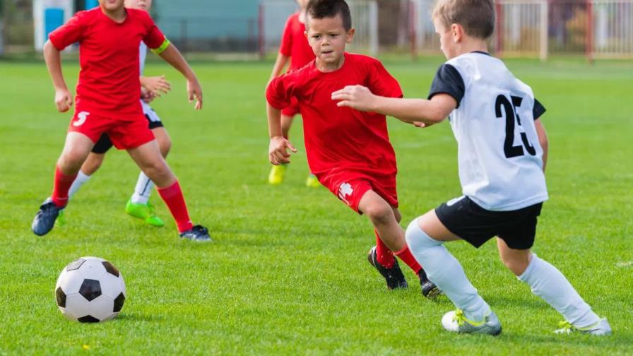 Fútbol y natación son los deportes mayoritarios para el desarrollo social de los niños Fútbol y natación son los deportes mayoritarios para el desarrollo social de los niños