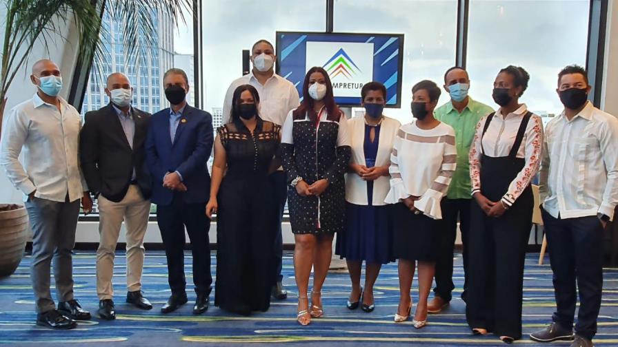 Yenny Polanco presenta plancha para dirigir Adompretur