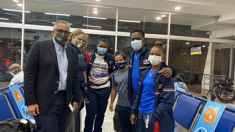 El miembro del COI, Luis Mejía, partió a Japón junto con la delegación de pesas