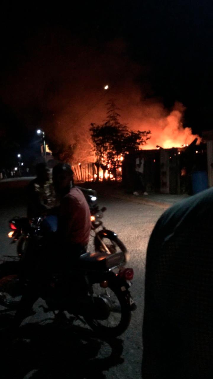 Haitiano habría provocado incendio que arrasó con cuatro viviendas en Boca de Yuma