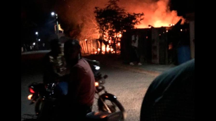 Haitiano habría provocado incendio que arrasó con cuatro viviendas en Boca de Yuma