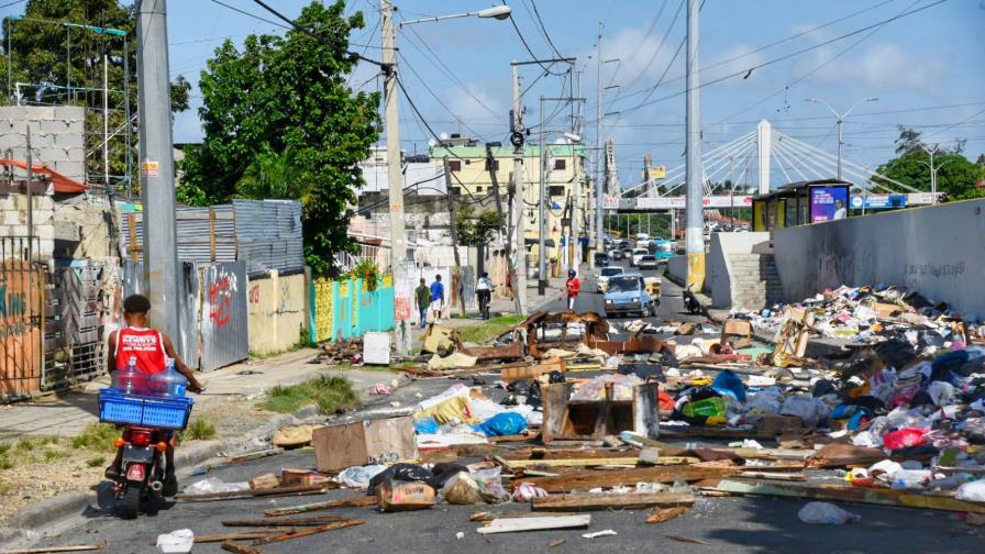 Residentes en sectores de Santo Domingo Este se quejan por cúmulo de basura 