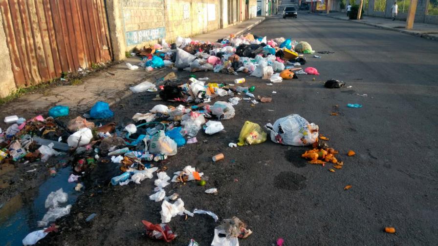 La basura arropa a El Perla Antillana en Santo Domingo Este