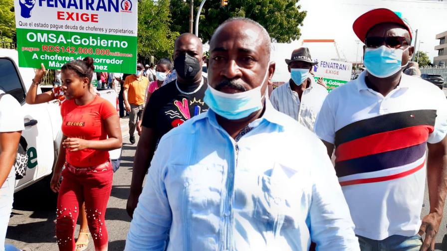 Choferes marchan hasta el Palacio Nacional en reclamo de 142 millones de pesos