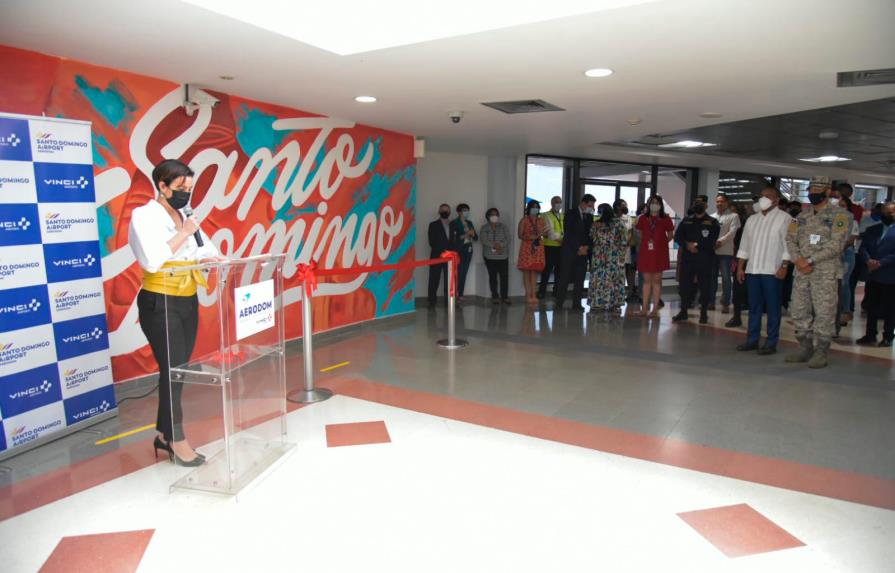 Inauguran exposición de murales en el Aeropuerto Internacional de Las Américas