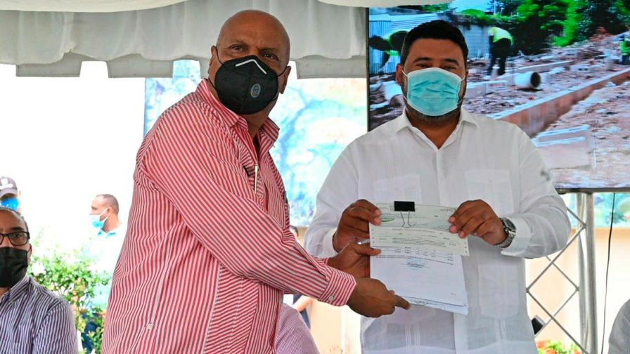 Alcaldía de Higüey entrega 12 cheques por RD$24 millones para construcción de obras