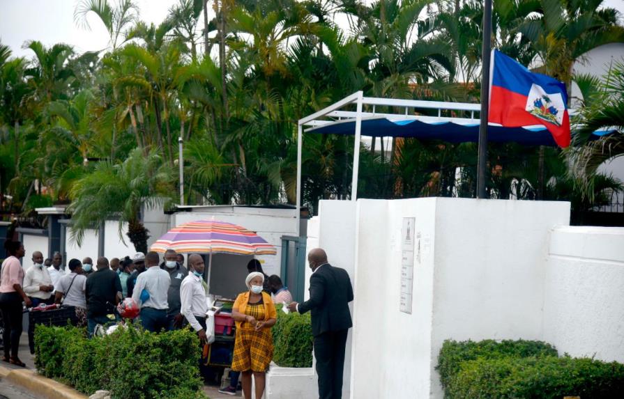 Reanudan servicios en consulado de Haití en Santiago
