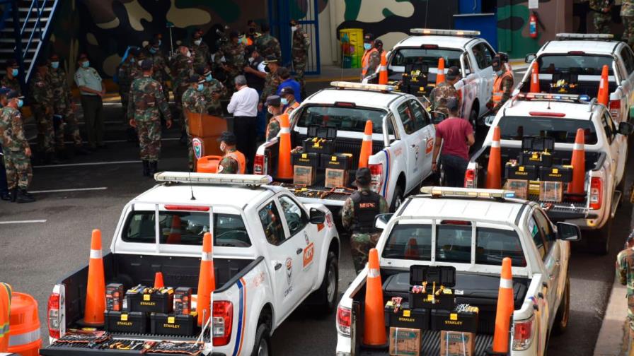 MOPC entrega herramientas a COMIPOL para reforzar los servicios  en las carreteras