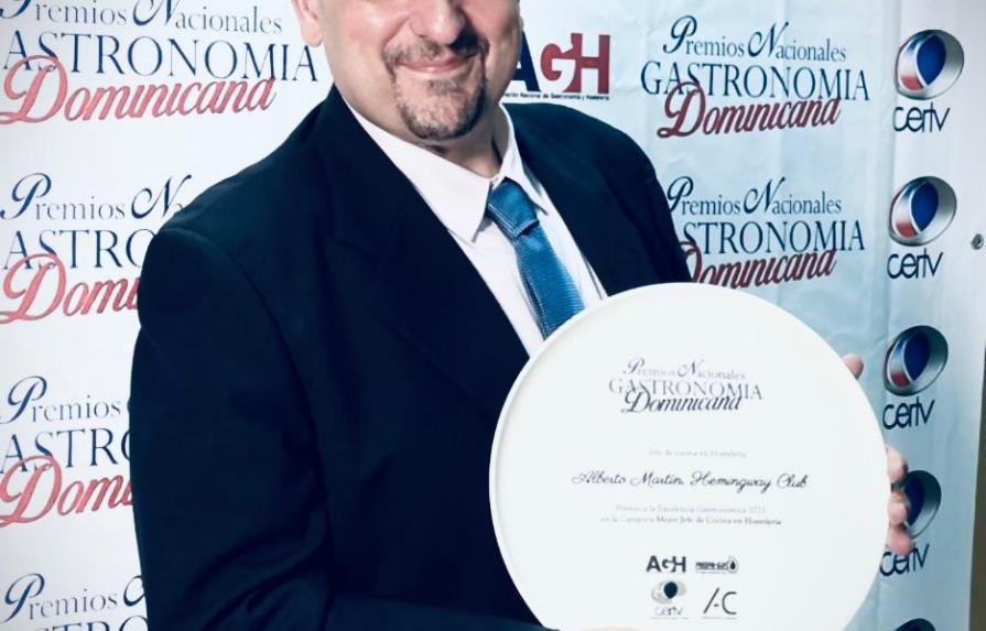 Chef Alberto Martin recibe premio como mejor jefe de cocina