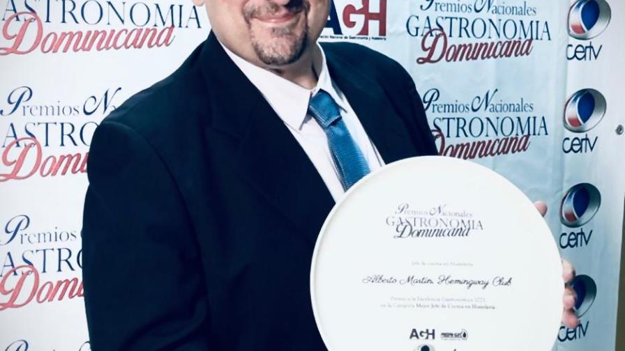 Chef Alberto Martin recibe premio como mejor jefe de cocina