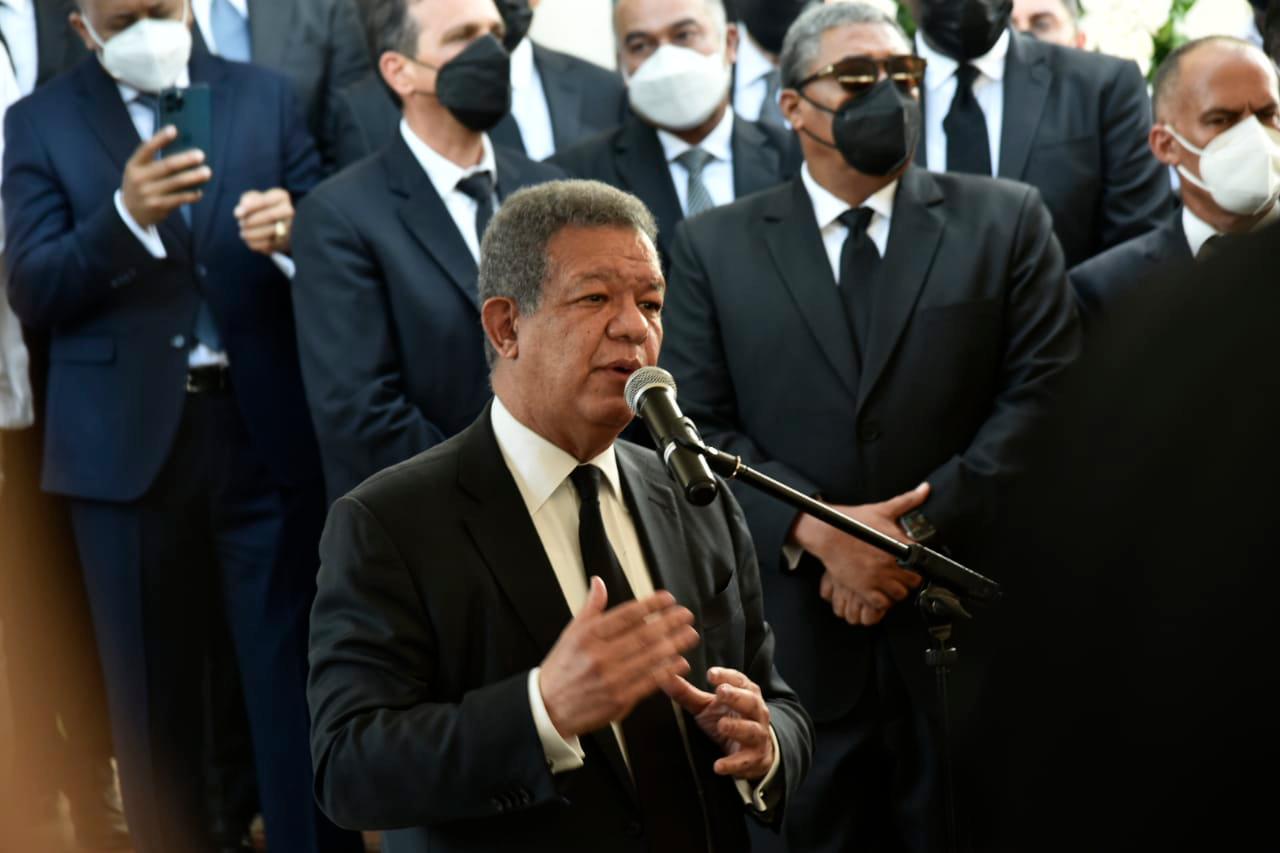 El expresidente de la República, Leonel Fernández habla durante el entierro de su madre, Yolanda Reyna.