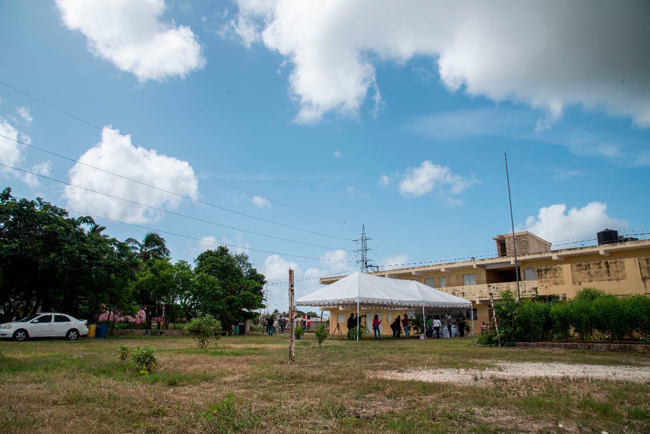 Lugar donde se encuentra la escuela que se construyó donde estaba el antiguo cementerio municipal de Haina. 