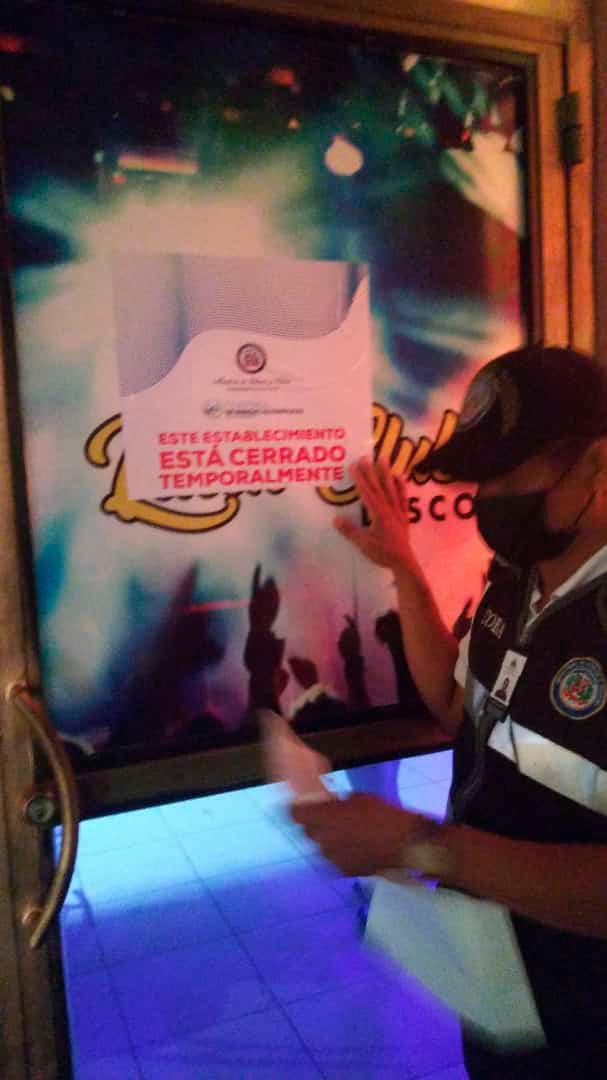 Cierran discoteca de alcalde de Sosúa por violar protocolos COVID-19; funcionario responde de forma agresiva 