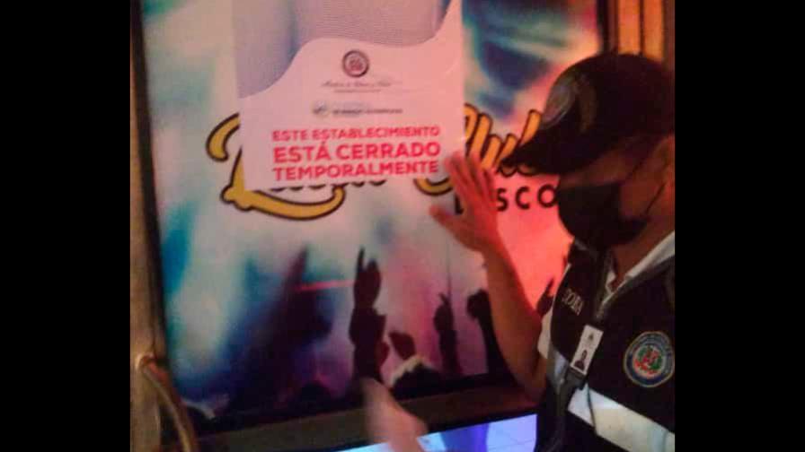 Cierran discoteca de alcalde de Sosúa por violar protocolos COVID-19; funcionario responde de forma agresiva 