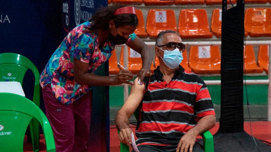 Cuatro millones de personas tienen dos dosis contra el COVID-19 en RD Cuatro millones de personas tienen dos dosis contra el COVID-19 en RD
