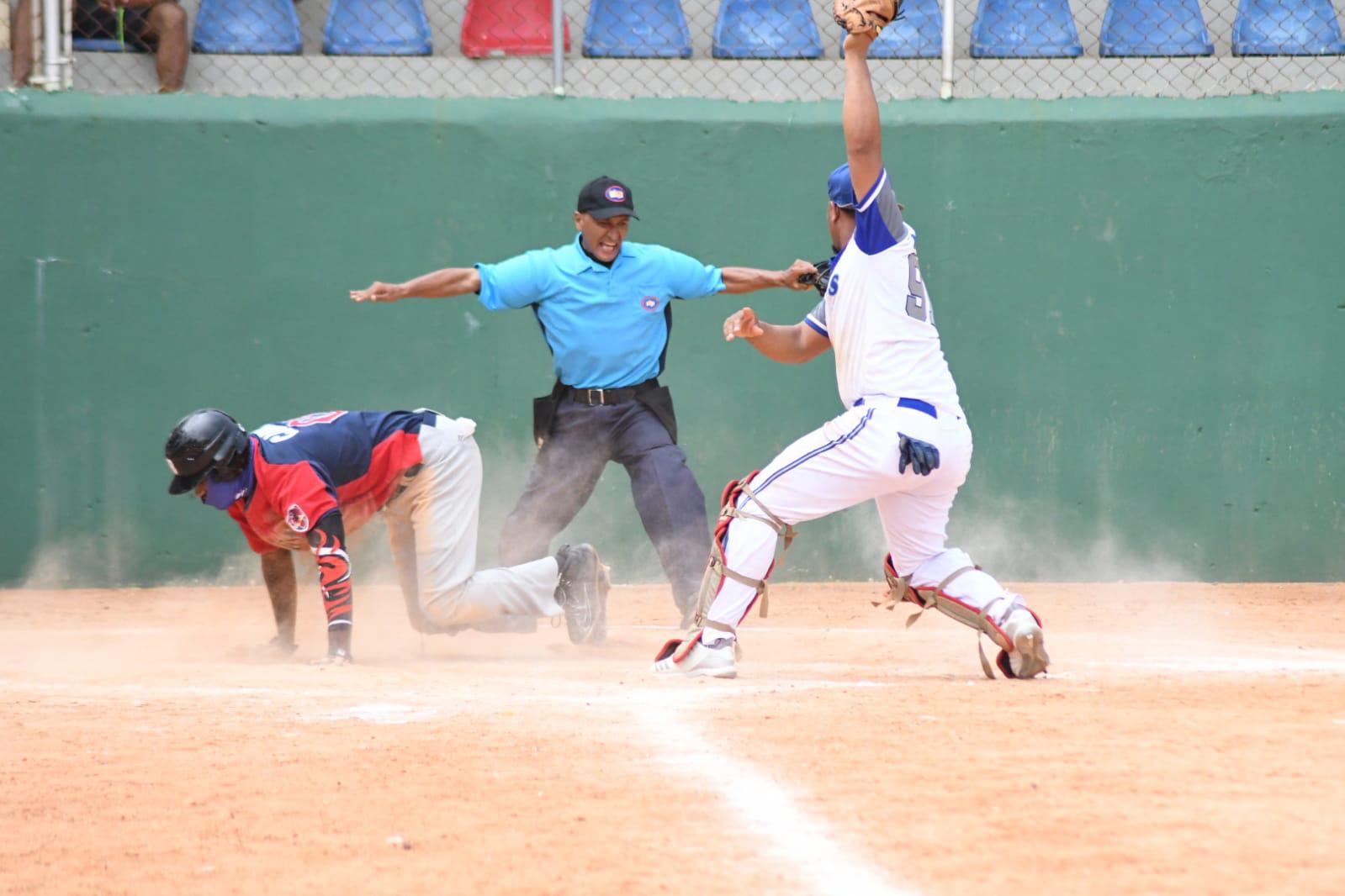 Acción en la última jornada del III Festival de Equipos de Softbol del Distrito Nacional. (Prensa Asadina/Martín Ávila María)