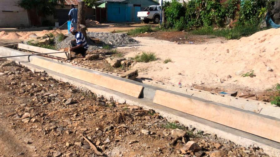 Tras denuncia publicada en Diario Libre, inician construcción de aceras y contenes en Villa Guerrero de El Seibo Tras denuncia publicada en Diario Libre, inician construcción de aceras y contenes en Villa Guerrero de El Seibo
