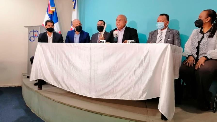 Empresas publicitarias acusan a Manuel Jiménez de destruir sus estructuras