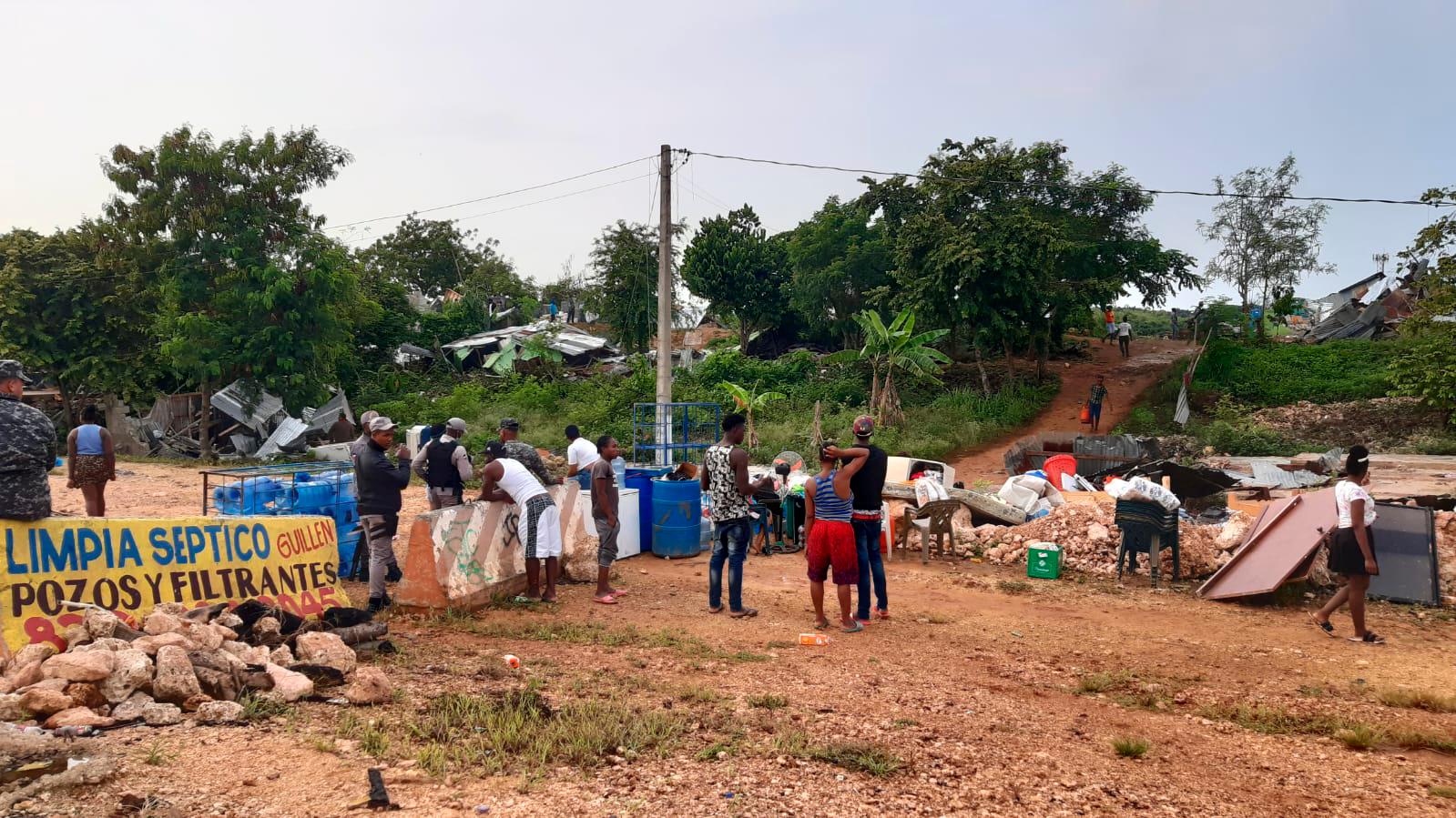Agentes de la Policía Nacional desalojaron a las familias del sector Los Cerros de las Américas.