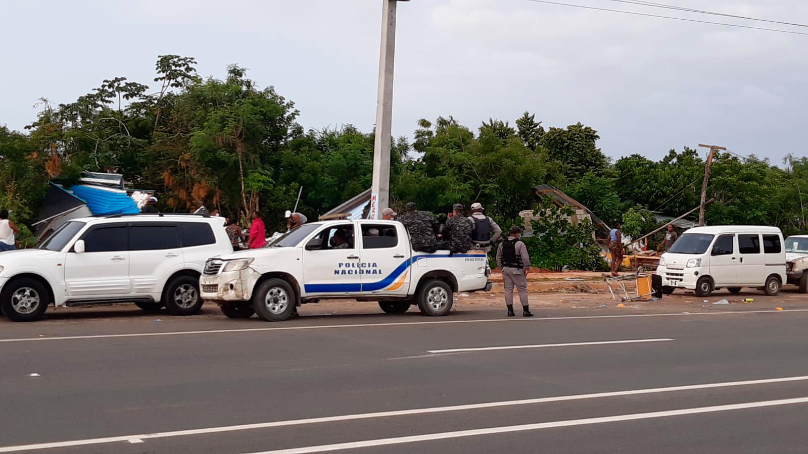 Agentes de la Policía Nacional desalojaron a las familias del sector Los Cerros de las Américas.