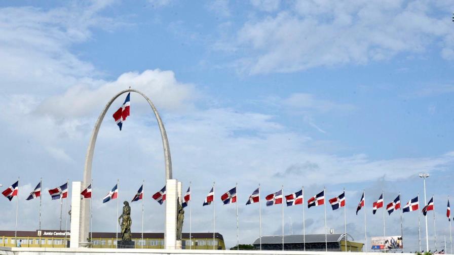 Banderas de plazas públicas no ondean a media asta pese a decreto por muerte de Johnny Ventura Banderas de plazas públicas no ondean a media asta pese a decreto por muerte de Johnny Ventura