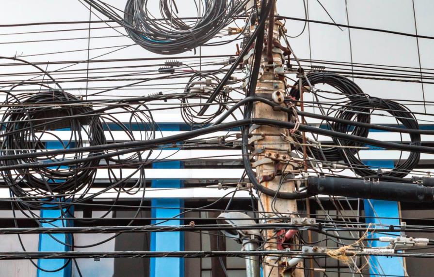 Edesur llama a empresas de telecomunicaciones a reordenar cableado para eliminar contaminación visual