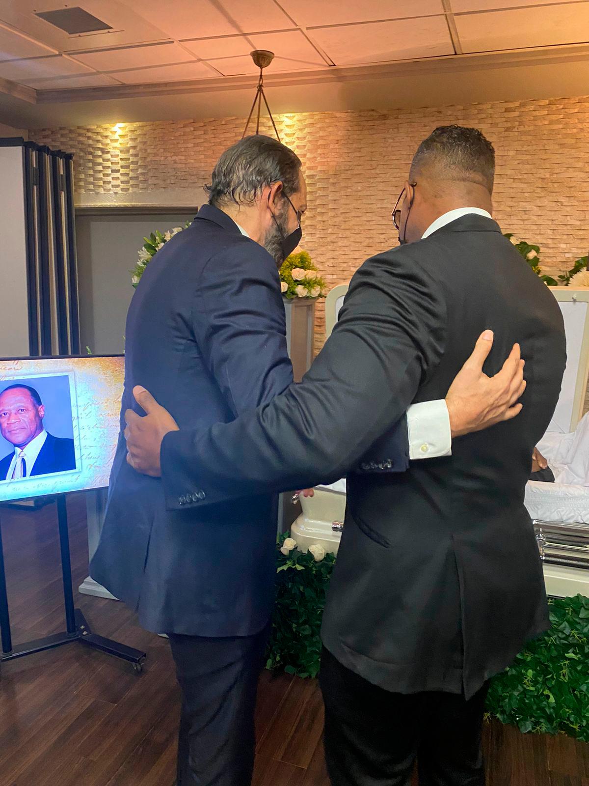 Juan Luis Guerra da el pésame a Jandy Ventura.