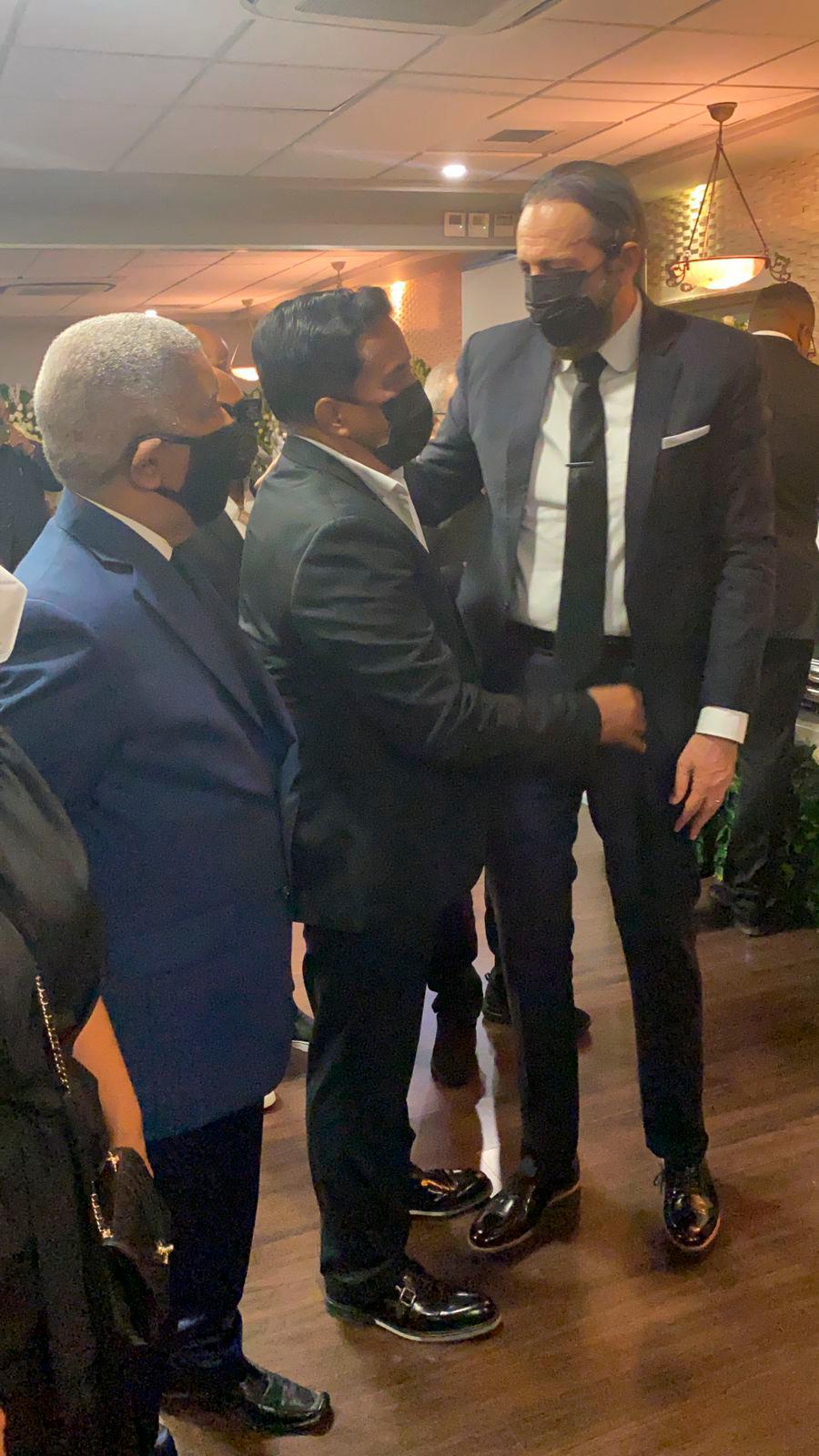 Roberto Del Castillo recibe el saludo de Juan Luis. Observa el cantante Nelson Muñoz.
