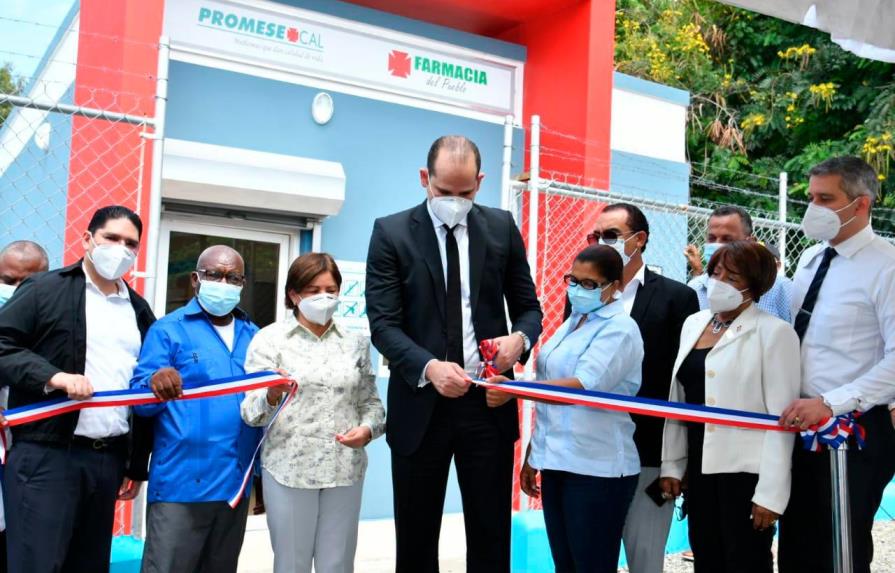 Inauguran dos farmacias del pueblo en El Limonal y El Carretón, provincia Peravia