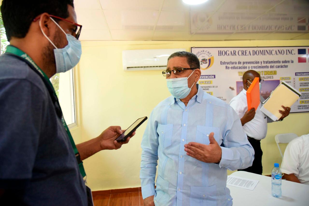 Julio Manuel Díaz Capellán, director nacional de Hogar Crea, habla con la prensa.