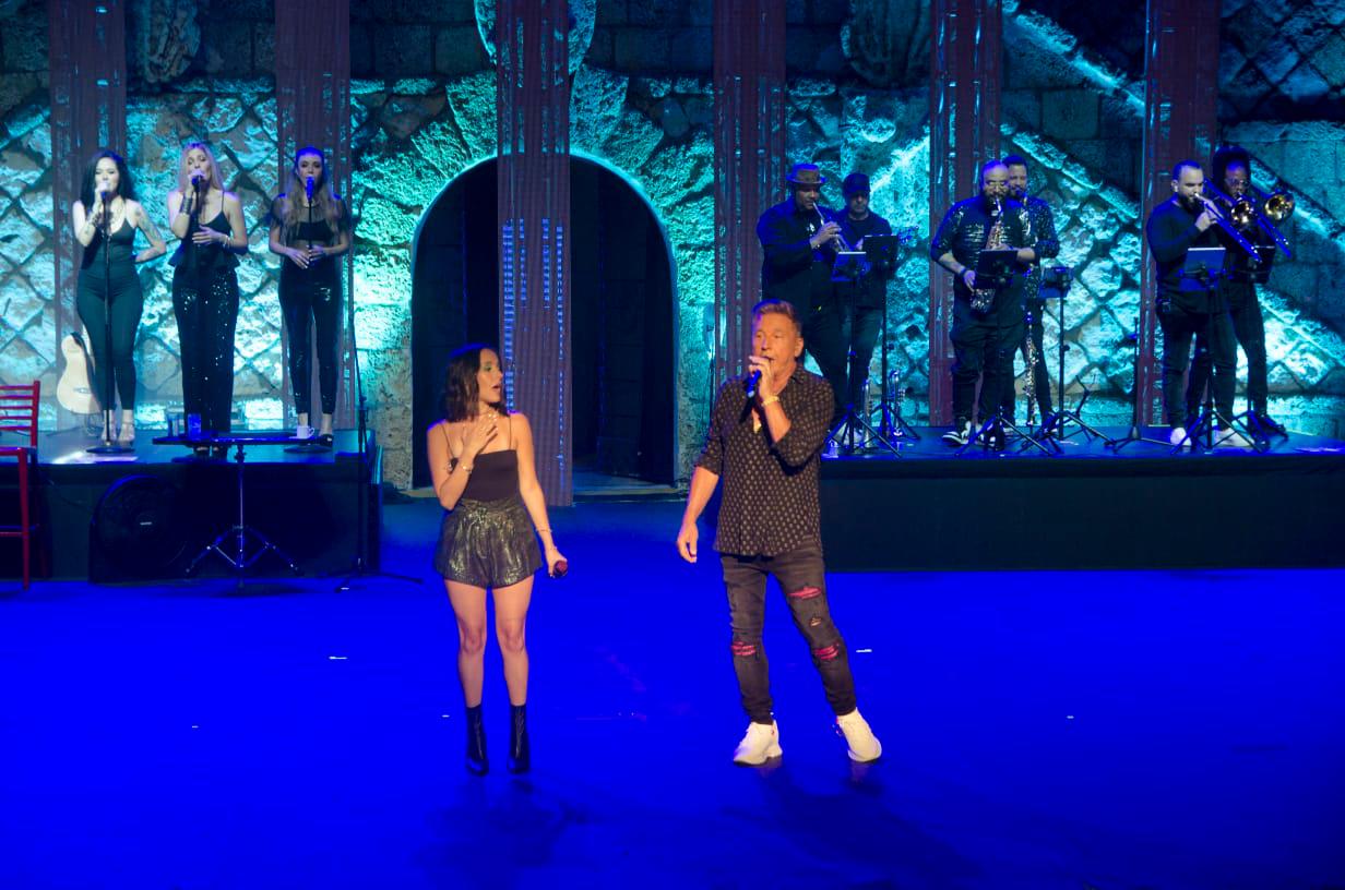  Ricardo Montaner junto a su hija Evaluna