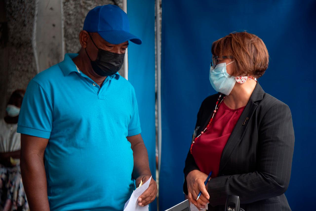 Brígida Sabino Pozo mientras hablaba con Roberto Aquino.