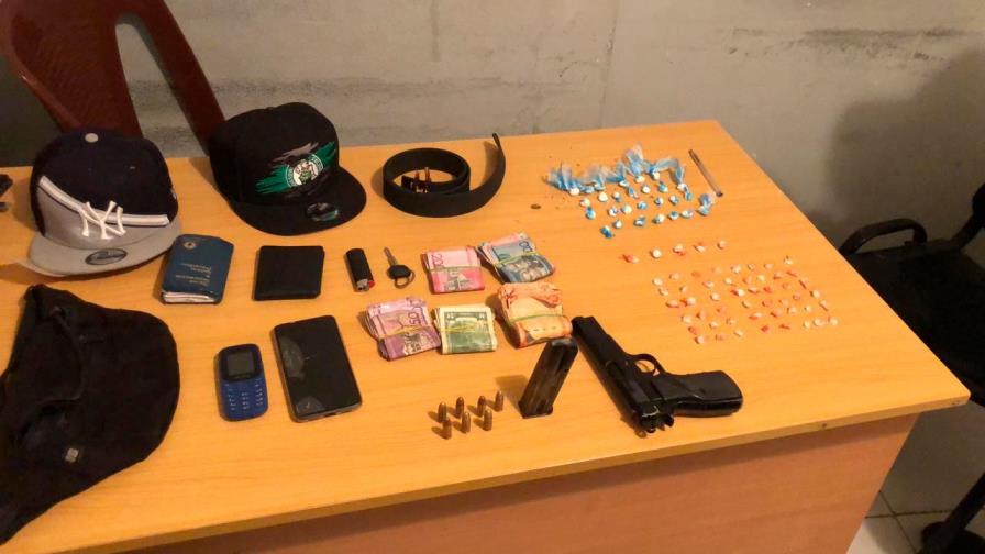 Apresan a dos personas tras ocuparles arma de fuego y posibles drogas en Hato Mayor 