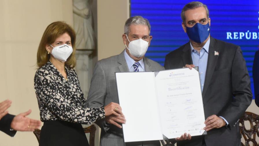 Ochenta y cinco médicos reciben primera recertificación de manos del presidente Abinader Ochenta y cinco médicos reciben primera recertificación de manos del presidente Abinader