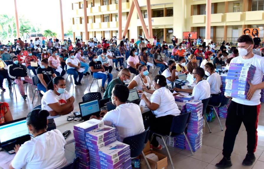 Ministerio de Educación entrega más de 30 mil equipos tecnológicos en Bonao