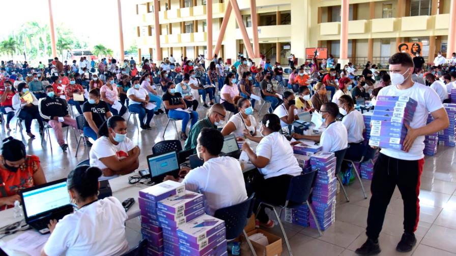 Ministerio de Educación entrega más de 30 mil equipos tecnológicos en Bonao Ministerio de Educación entrega más de 30 mil equipos tecnológicos en Bonao