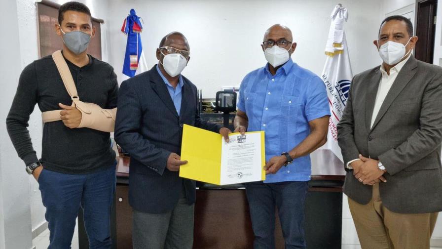 Construirán cancha de fútbol en El Seibo; la obra tiene un costo de más de RD$20 millones Construirán cancha de fútbol en El Seibo; la obra tiene un costo de más de RD$20 millones