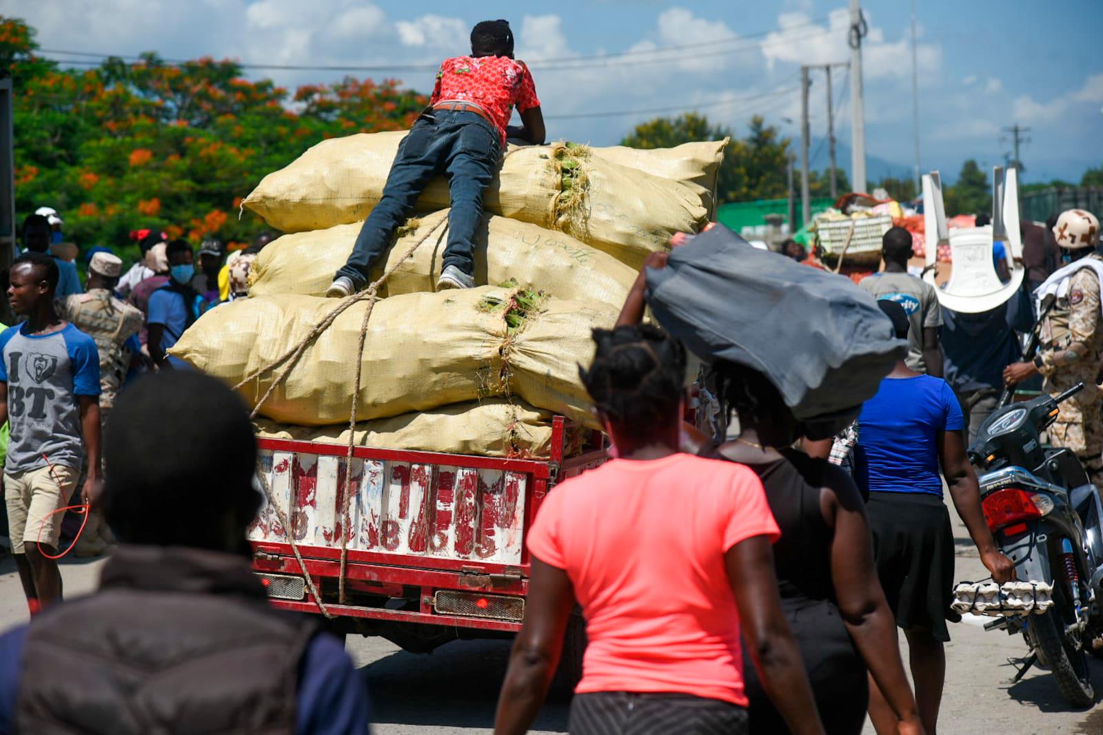 Los haitianos acuden a territorio dominicano a abastecerse de alimentos agrícolas y avícolas de la industria nacional.