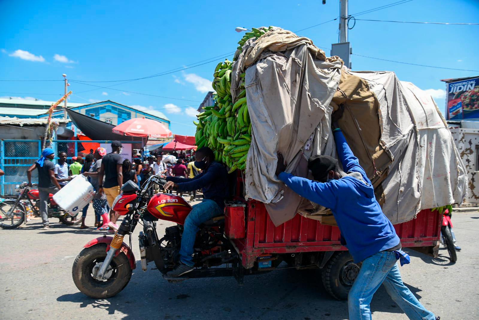 Los haitianos acuden a territorio dominicano a abastecerse de alimentos agrícolas y avícolas de la industria nacional.