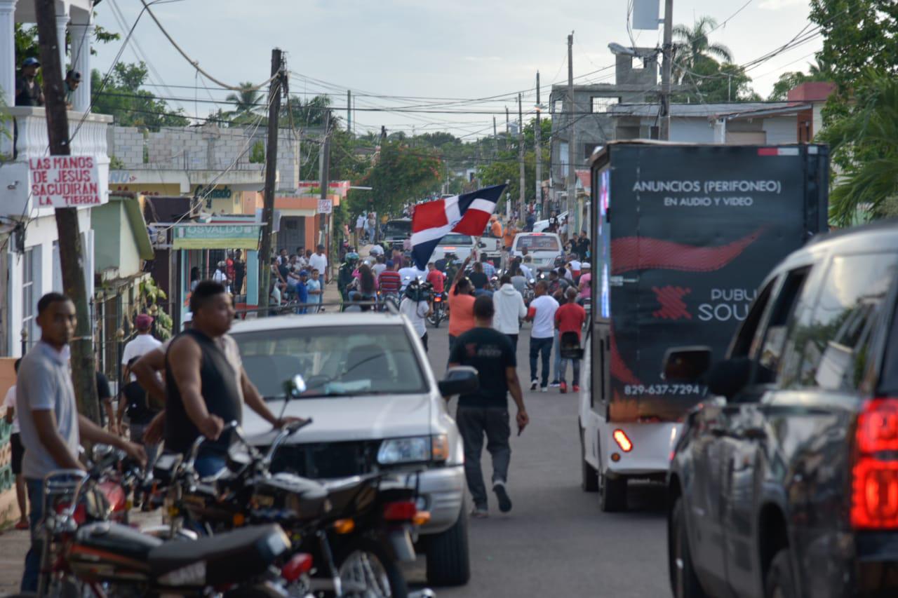El pesista Zacarías Bonnat aplaudido por su pueblo, Bayaguana, a su regreso con una medalla de plata en los Juegos Olímpicos, Tokio-2020. (DL/Dania Acevedo)