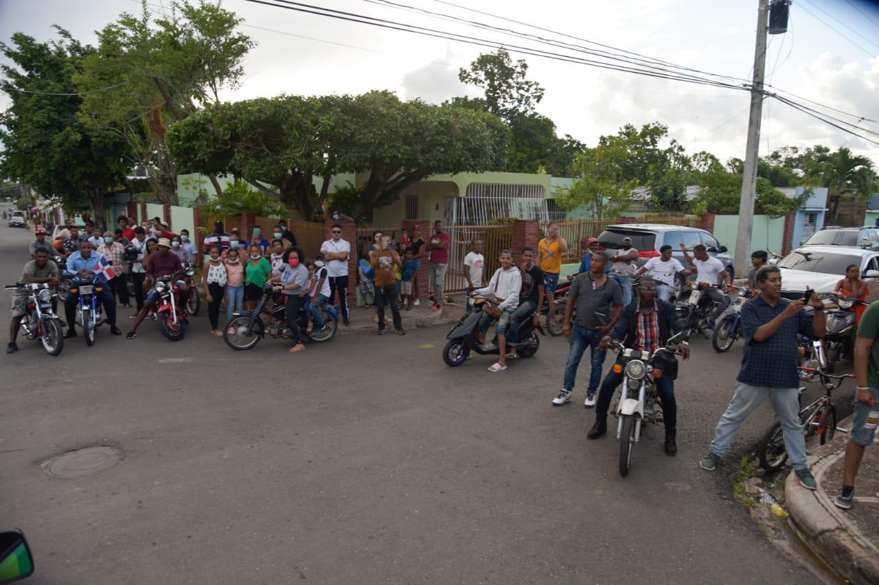 El pesista Zacarías Bonnat aplaudido por su pueblo, Bayaguana, a su regreso con una medalla de plata en los Juegos Olímpicos, Tokio-2020. (DL/Dania Acevedo)