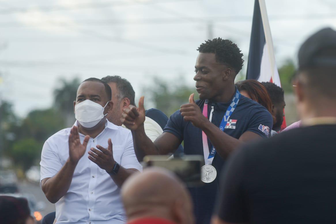 El pesista Zacaría Bonnat es aplaudido por su pueblo, Bayaguana, a su regreso con una medalla de plata en los Juegos Olímpicos, Tokio-2020. (DL/Dania Acevedo)