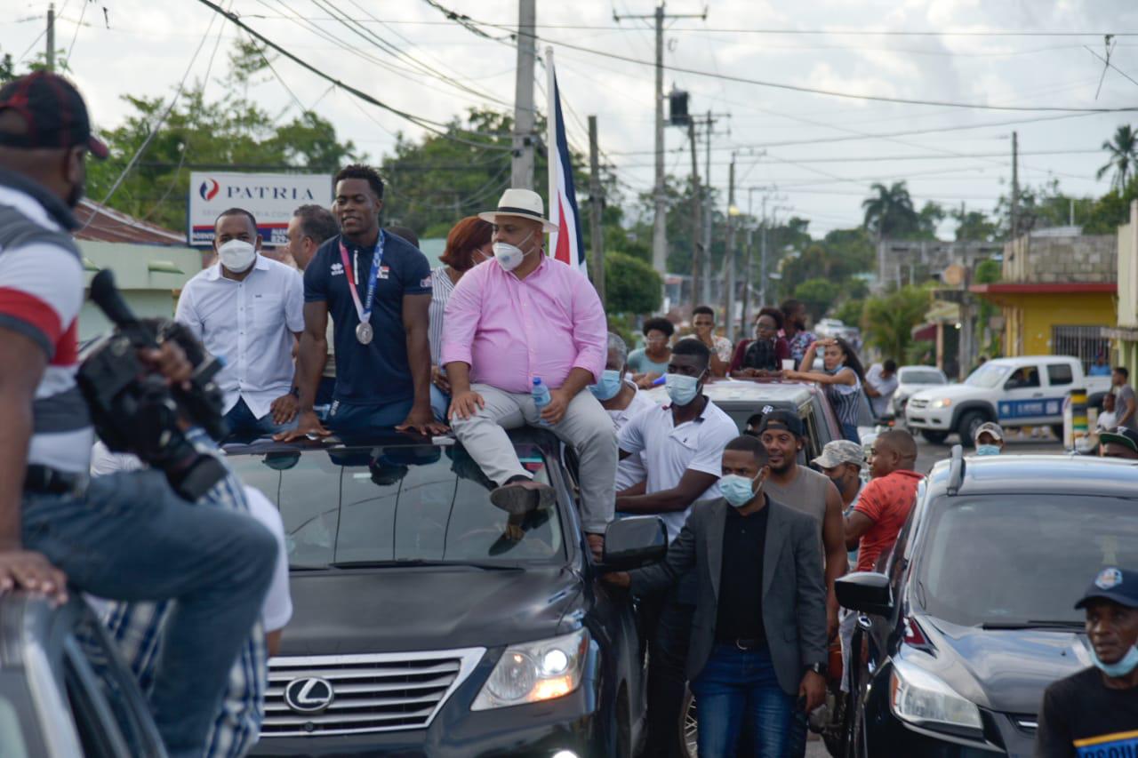 El pesista Zacarías Bonnat aplaudido por su pueblo, Bayaguana, a su regreso con una medalla de plata en los Juegos Olímpicos, Tokio-2020. (DL/Dania Acevedo)