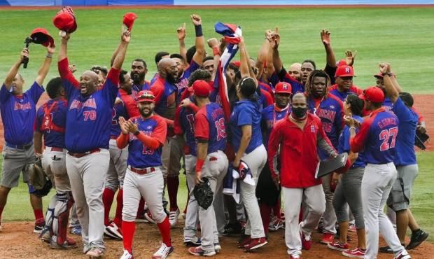 El equipo dominicano celebra el triunfo por la medalla de bronce en el torneo de béisbol de los Juegos Olímpicos, Tokio 2020; su primera en esos eventos, quintga de Dominicana en la versión y la 12 de por vida. (Fuente: Wbsc-Béisbol/Softbol)